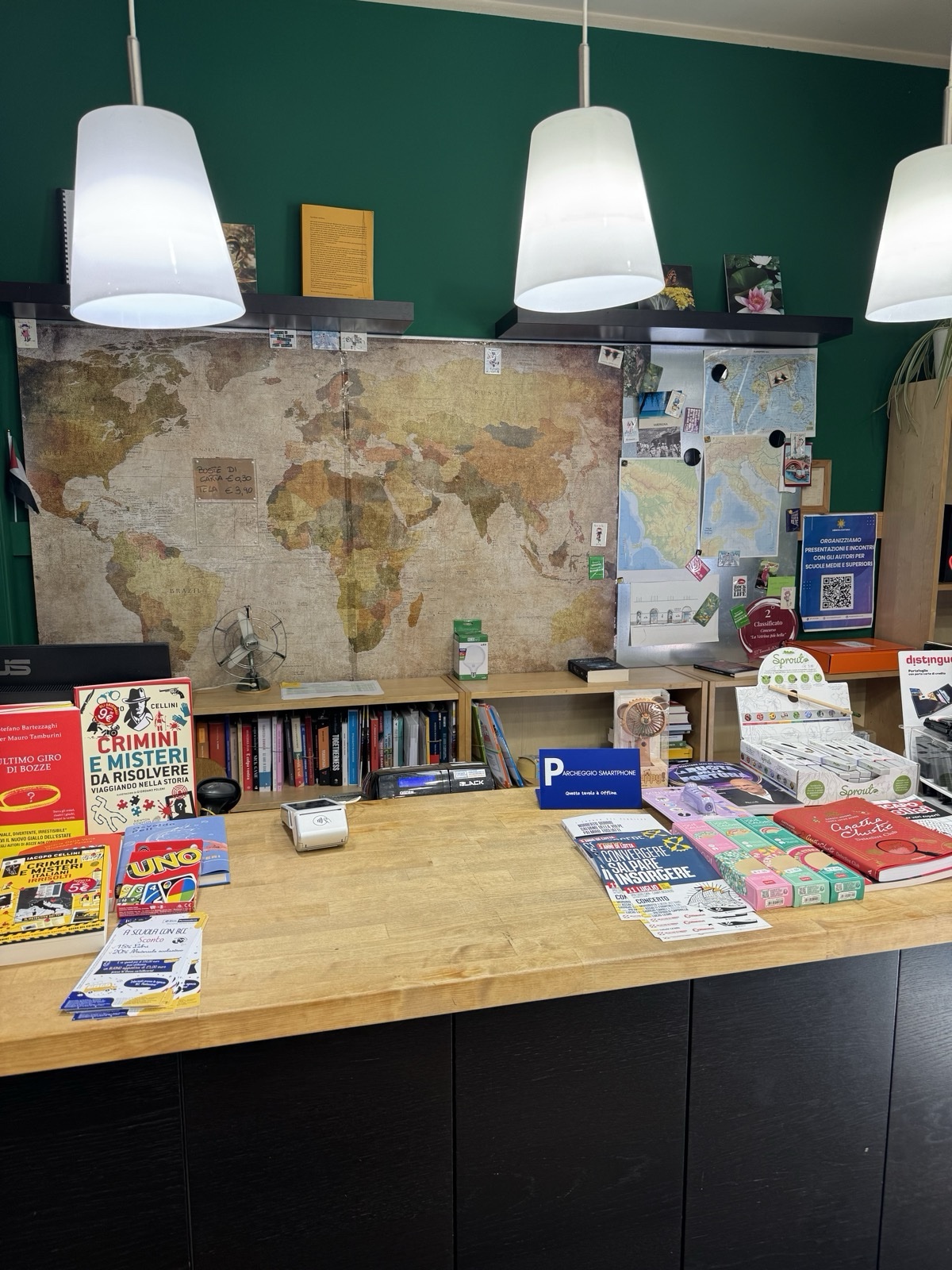 Il cartello TTIO tra libri e mappe alla Libreria Fortuna, a Pontassieve