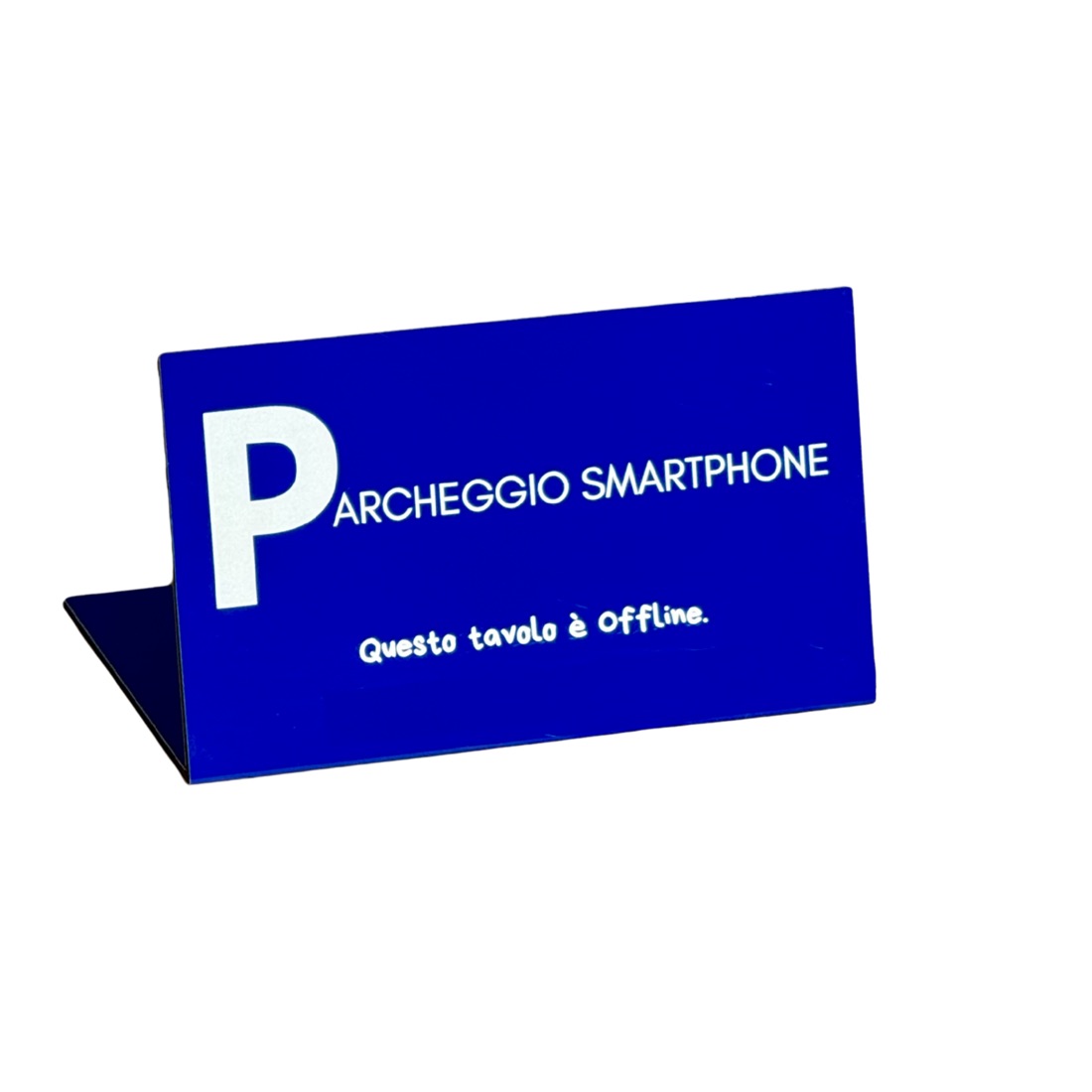 Il dispositivo TTIO su sfondo bianco, con uno smartphone posato dietro al segnale.